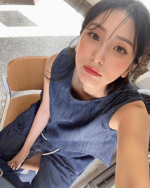一边亲上边,一边摸下边.的相关介绍