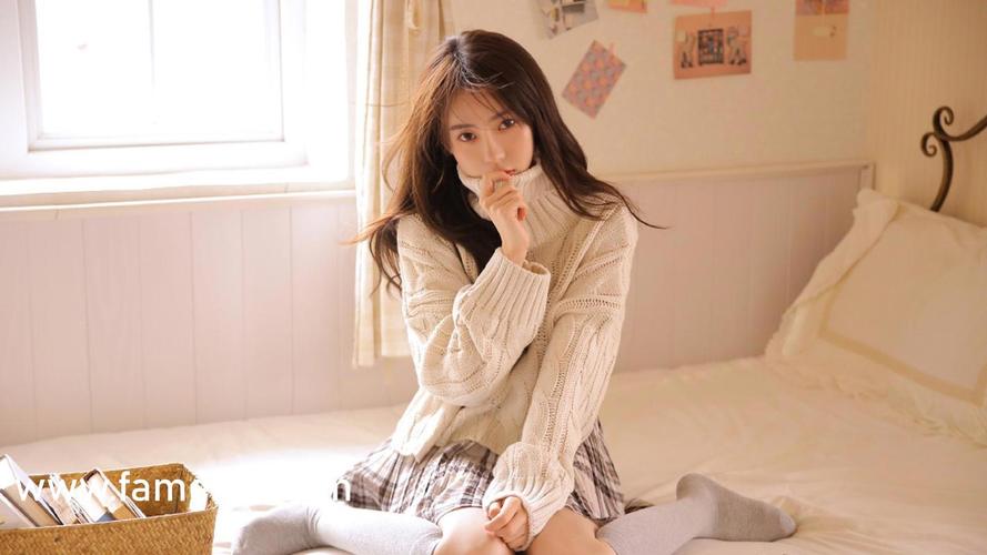 操极品美女老师的相关介绍