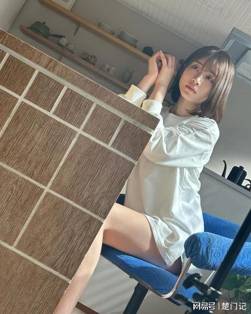 一边亲上面 一边摸下面的相关介绍