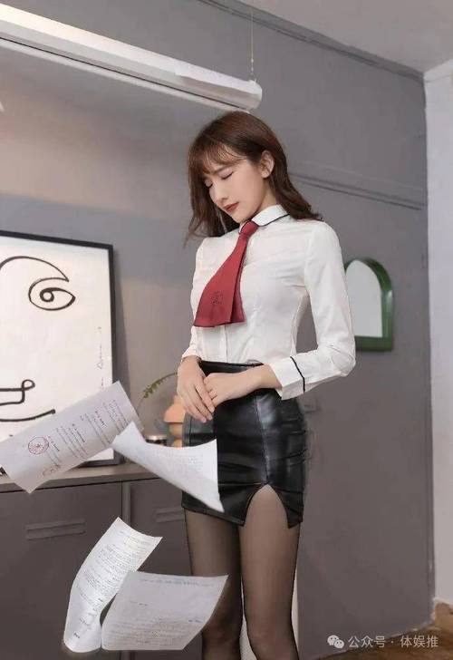 骑操美女老师的相关介绍